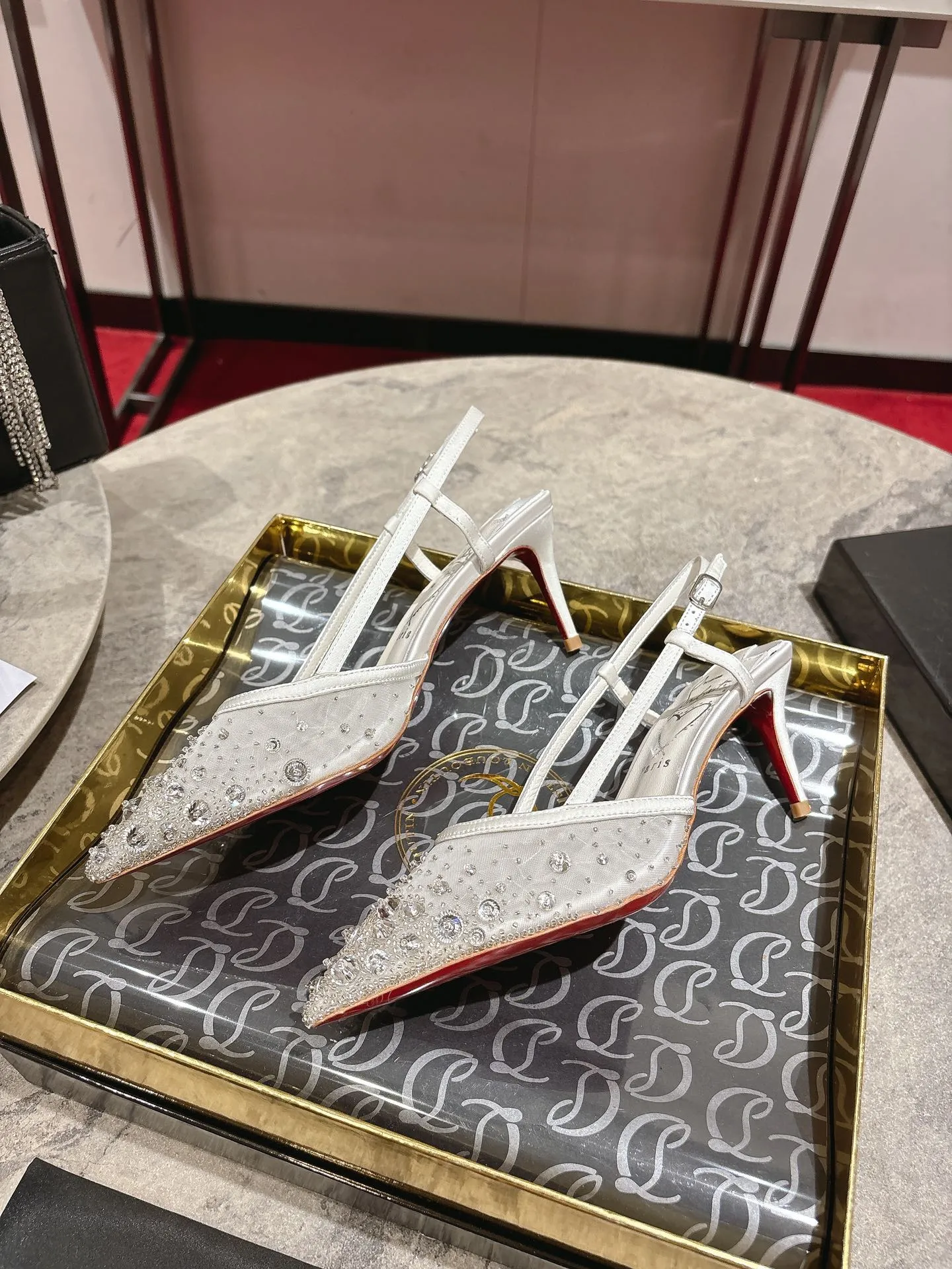 👟👟Ex-factory price 740👟👟 🆑❥∙ Mesh seam drill (single shoe)🦋✪ꫛꫀw.✔︎ This style features a slightly pointed toe made from white mesh with crystal beads and diamonds, a 65mm heel height, hand-placed crystals added to the front, and our signature Louboutin red sole with Christian Louboutin's signature and heart-shaped imprint logo on the insole. Size: 34 yards-42 yards (34.40.41.42. Customized, non-returnable and non-exchangeable‼️) Heel height: 6.5cm Color: White Apricot